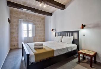 Vallettastay Old Lodge Apartment 7 allows 18 year olds to book a room