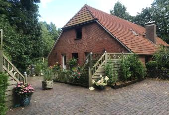 Ferienwohnung Gulfhaus, mit Sauna und gro  em Garten allows 18 year olds to book a room