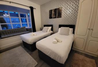 City Centre Twin bed spacious room, TV, wifi allows 18 year olds to book a room