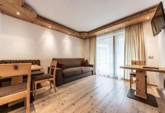 Le Table D has Balcony rooms