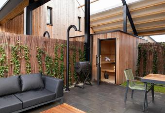 Dormio Resort Nieuwvliet-Bad has rooms with a private hot tub