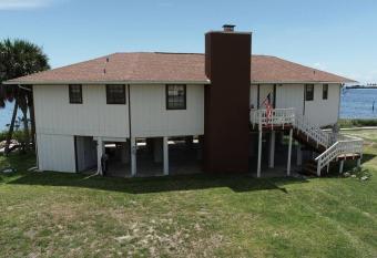 Waterfront Cedar Island -Beautiful Home on Stilts has Balcony rooms