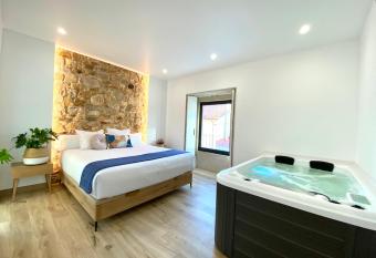 Morada Atl  ntica has rooms with a private hot tub