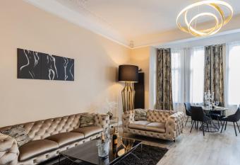 Appartement de luxe avec Jacuzzi au centre de Metz has rooms with a private hot tub