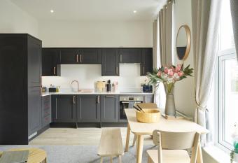 Curb Properties - Super 2 Bed Apartment 5 Min From Town Centre has Balcony rooms