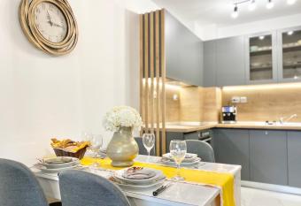 Art Apartment for 4 People Free Parking & Wifi has Balcony rooms