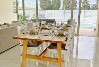 Lux & Comfy ~ Pool ~ Queen Beds allows 18 year olds to book a room