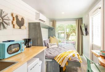The Container Retreat @290 Wine Trail #3 Hill Country bliss allows 18 year olds to book a room