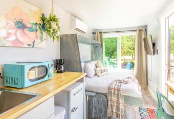 The Container Retreat @ 290 Wine Trail #4 Relax and unwined! allows 18 year olds to book a room