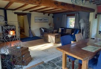 Le Hamelinet has rooms with a private hot tub