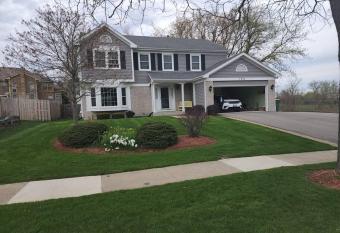 Gurnee Cozy Single Family Home has Balcony rooms