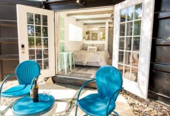 The Container Retreat @ 290 Wine Trail #9 Get away today! has Balcony rooms