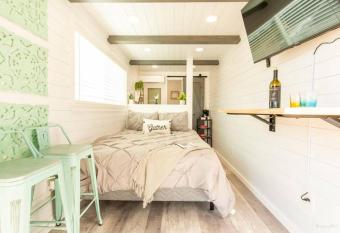 The Container Retreat @ 290 Wine Trail #10 Welcome friends! allows 18 year olds to book a room