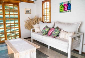 Luminosa casa abrazada por el verde en Mendoza has Balcony rooms