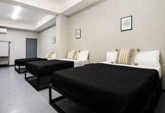 Hotel Moderno en el coraz  n de Mty centro p/6pax B allows 18 year olds to book a room