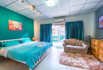 Beach Days Guest House Cha am Beach has Smoking/Balcony rooms