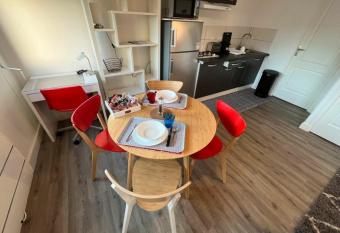 Chez tchoppa allows 18 year olds to book a room