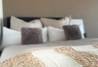 Sch  ne kleine Wohnung als Wohlf  hloase has Balcony rooms