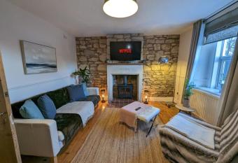 Rush Hill Cottage - with parking for 2 cars allows 18 year olds to book a room