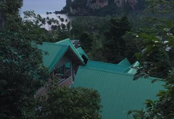 Garden View Resort Tonsai has rooms with a private hot tub