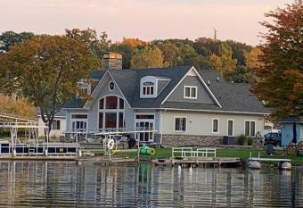 Runyan Lake House / 4 Private Suites - Sleeps 13 allows 18 year olds to book a room