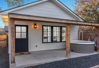 Alley Kat Guesthouse with private hot tub allows 18 year olds to book a room