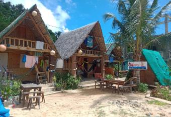 Titaays Surfers Inn has Balcony rooms