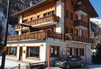 Les Bouquetins has Balcony rooms