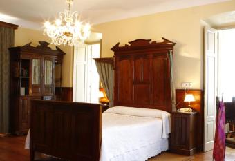 Hotel Quinta Duro has rooms with a private hot tub