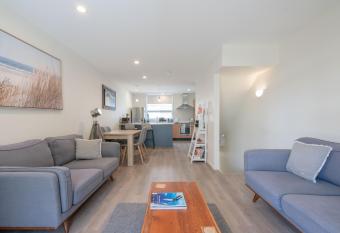 Spacious Home Near CBD SPA Pool Parking 3BR has rooms with a private hot tub