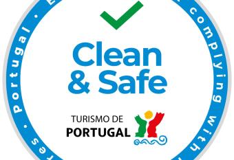 Casa do Alto (top floor apartment) has rooms with a private hot tub