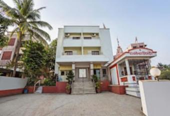 Hotel Prabhat Plaza allows 18 year olds to book a room