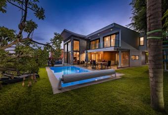 Pool sun and sea view - Vila das Quebradas allows 18 year olds to book a room