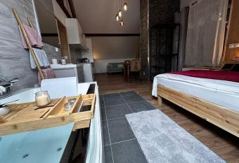 Les Chalets Bambi & Jacuzzi privatif has rooms with a private hot tub