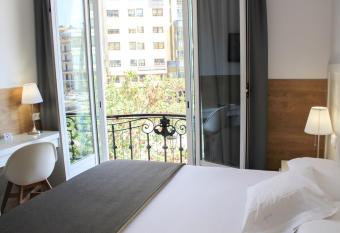 Venecia Plaza Centro allows 18 year olds to book a room