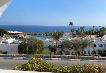 Private Furnished One-Bedroom Apartment at Domina Coral Bay has Smoking/Balcony rooms