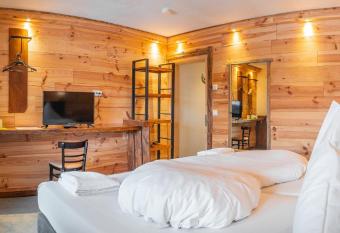 Hostel - Ron`s Guesthouse has Balcony rooms