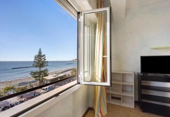 Casa Fronte mare has Balcony rooms