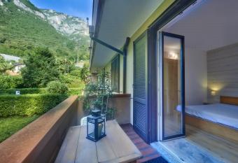 Nicola Flat has Balcony rooms