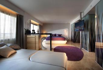 Ushuaia Ibiza Beach Hotel - Adults Only-Entrance to Ushuaia Club included has rooms with a private hot tub