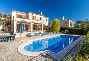 Villa Rosa has Balcony rooms