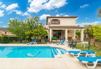 Villa Pelach has Balcony rooms