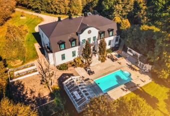 Disponentvillan Lilla Edet / G  ta has rooms with a private hot tub