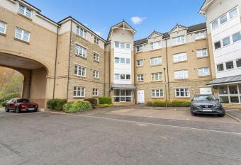 Modern 1BR flat - free parking + lift has Balcony rooms