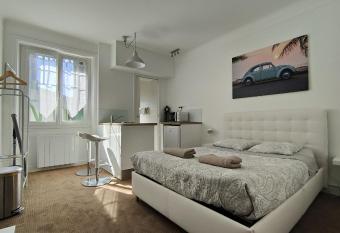 Studio proche de la mer allows 18 year olds to book a room