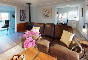 Cheerful Dessert home allows 18 year olds to book a room