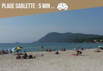 Le Voilier - Port de Plaisance - Host Provence has rooms with a private hot tub