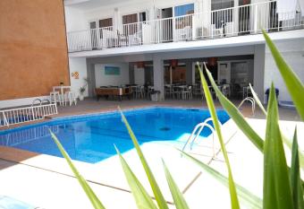 Hotel Teide allows 18 year olds to book a room