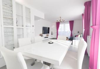 L Ensoleill  -T2-56m2-Centre ville 10min Disney has Balcony rooms