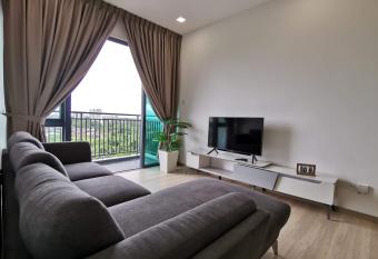 3 bedrooms condo with pools, gym, wifi & washer has Balcony rooms